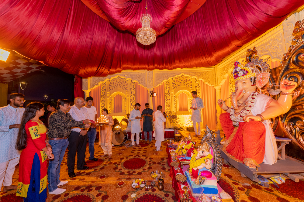 Donate Life and Surat City Ganesh Utsav Samiti invited the family of Organ Donor Late Sonalben Rajesh Modi as guests and honored him by performing aarti to Shri ji.